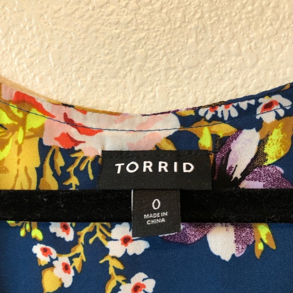 EUC Torrid Size 0 Tulip Sleeve Blouse - Picture 2 of 4